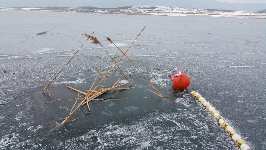 ice freediving - potápění pod ledem