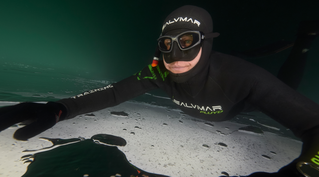 ice freediving - potápění pod ledem